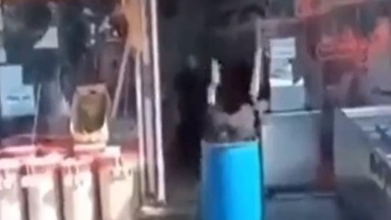 Sıcaktan bunalan vatandaş kendini fıçıya attı. Boğulma tehlikesi yaşadı