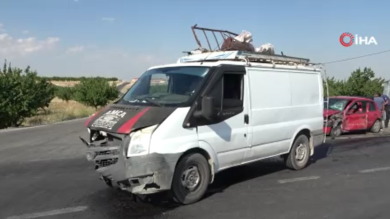 Minibüs ve otomobil birbirine girdi