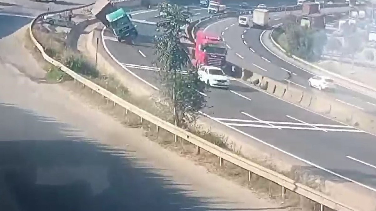 Devrilen tırın altında kalan şoförün kaza anı kameralara yansıdı