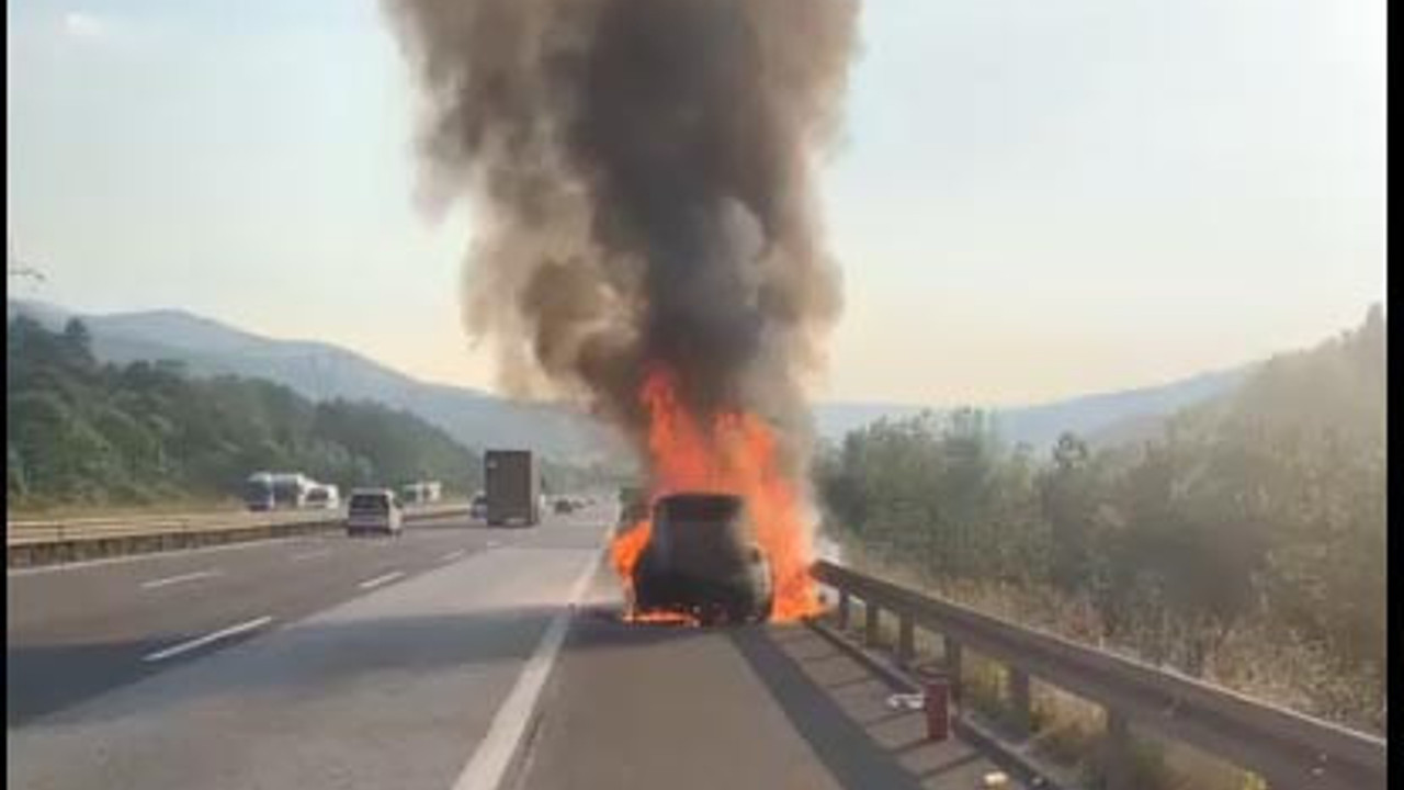 Seyir halindeki otomobil bir anda yanarak kullanılamaz hale geldi