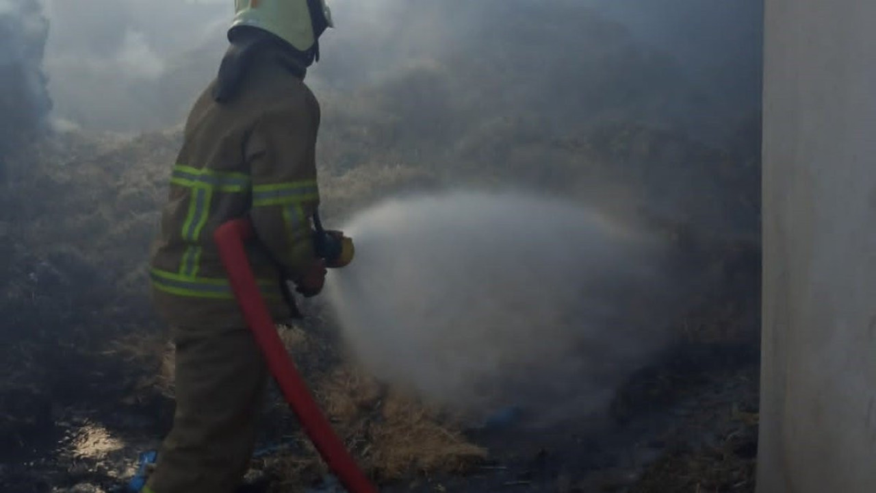 Uşak'ta korkutan yangın. Evde başlayan yangın saman deposuna sıçradı