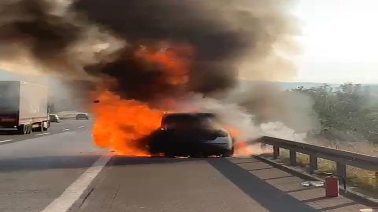 Seyir halindeyken alev alev yandı. Lüks otomobilden geriye hurda yığını kaldı