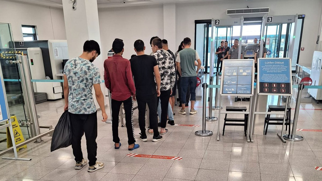 Kocaeli'de 16 düzensiz göçmen sınır dışı edildi