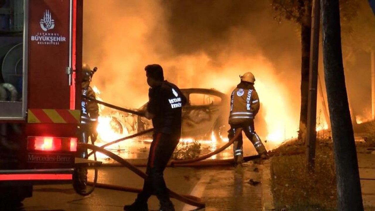 Alev topuna dönen otomobilden son anda kurtuldular