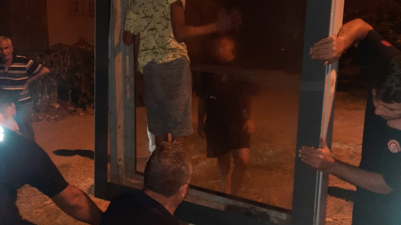 Reklam panosuna sıkışan çocuğa kurtarma operasyonu