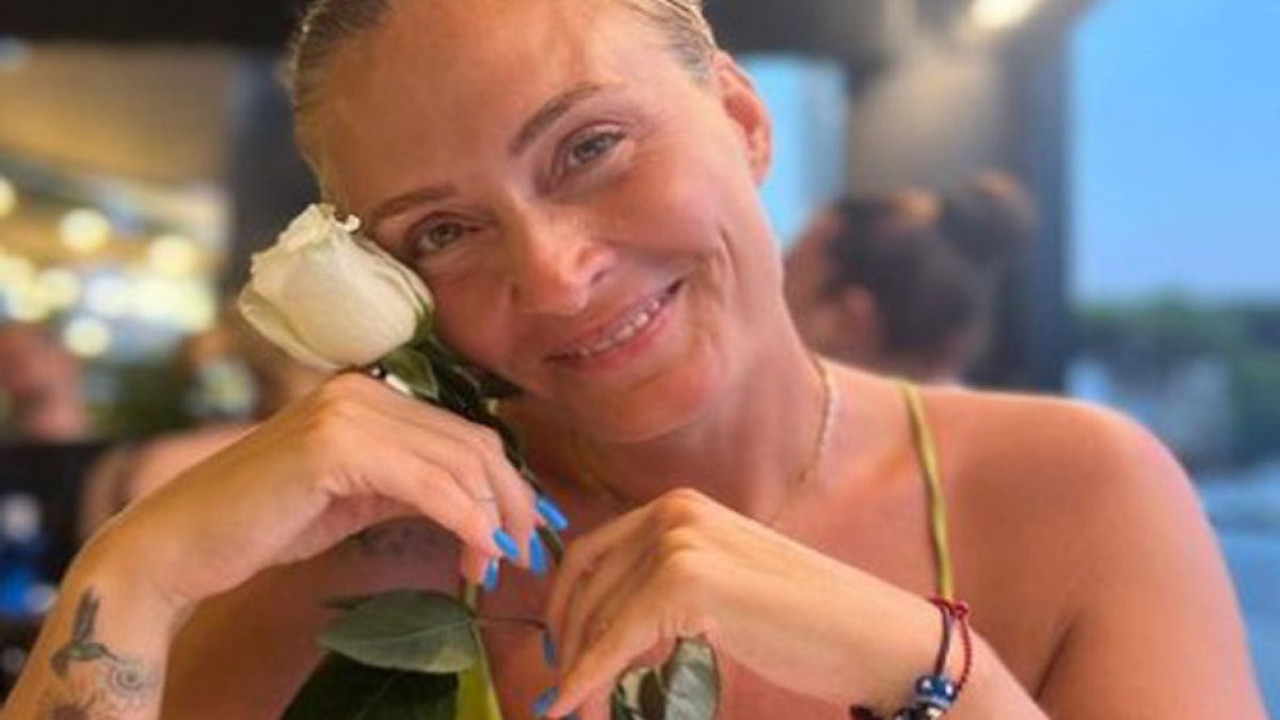 Ceyda Düvenci beyaz gülün hikayesini anlattı