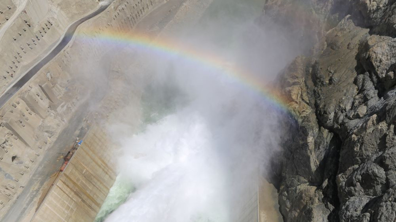 Yusufeli Baraj kapakları açılınca gökkuşağı ortaya çıktı
