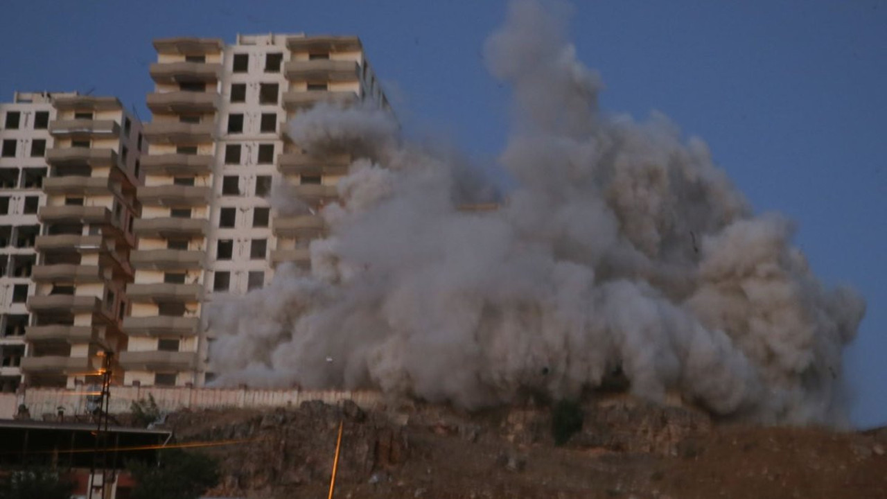 Koca bina 3 saniyede yerle bir oldu. Patlayıcıyla yıkıldı