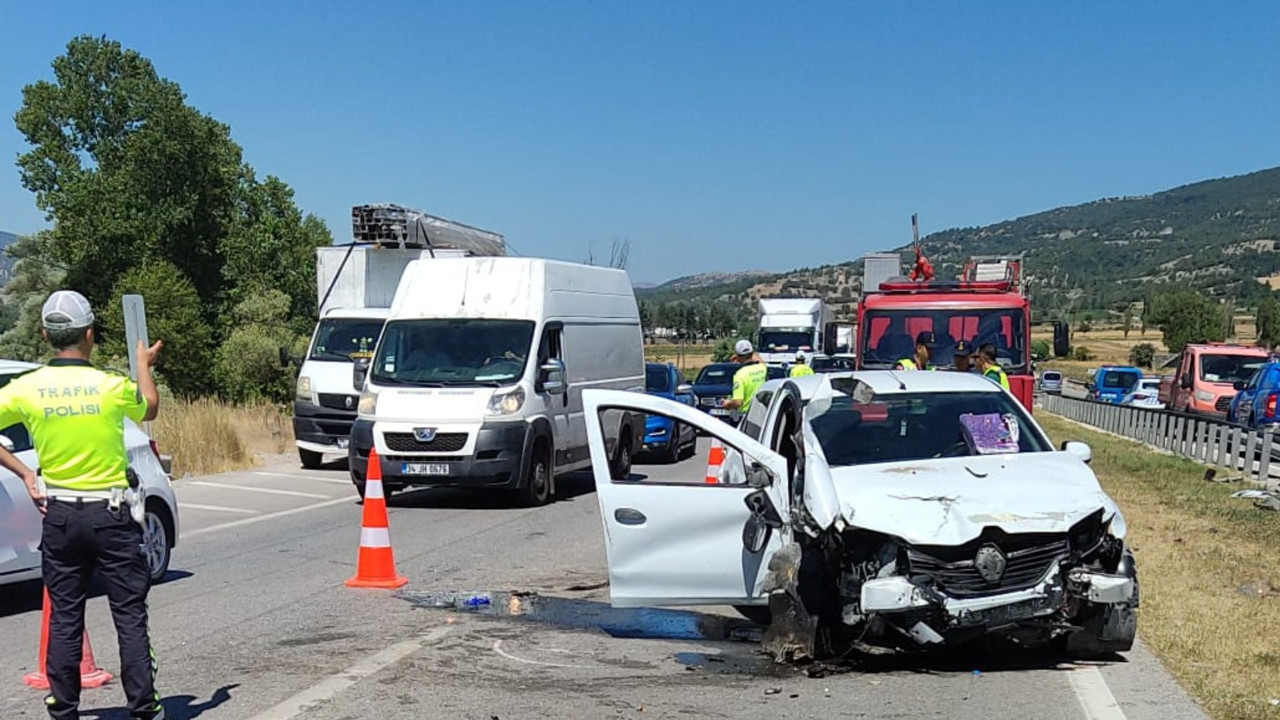 Otomobil bariyerlere çarptı: 1 çocuk öldü. 2'si çocuk 4 kişi yaralandı