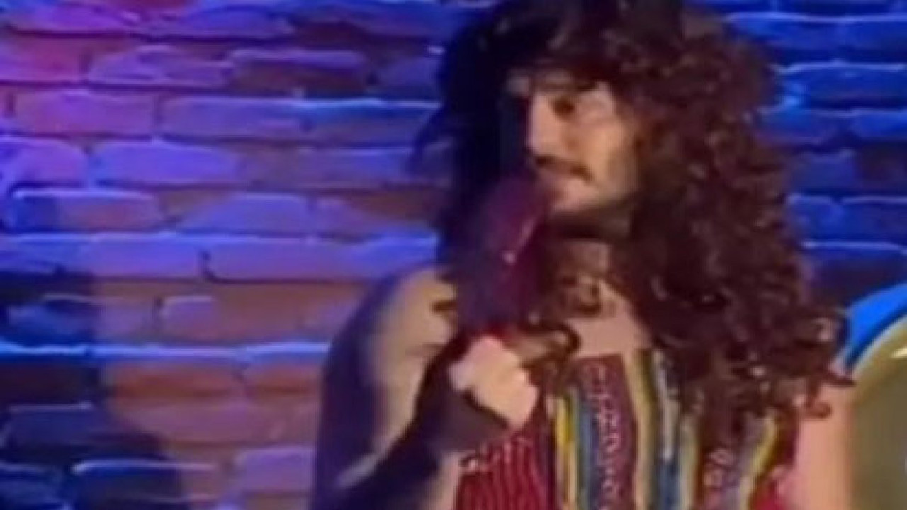 Uraz Kaygılaroğlu sahneye kadın kılığında çıktı