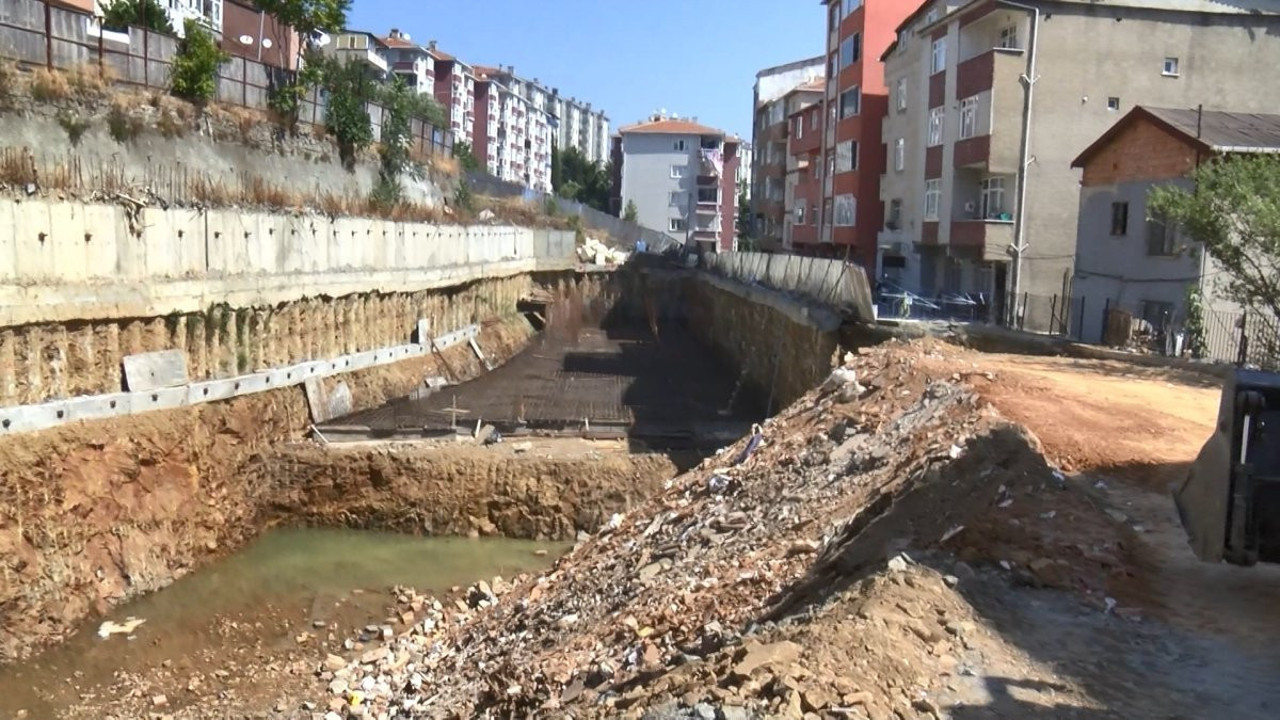 Sarıyer'de çöken yolda dolgu çalışması devam ediyor