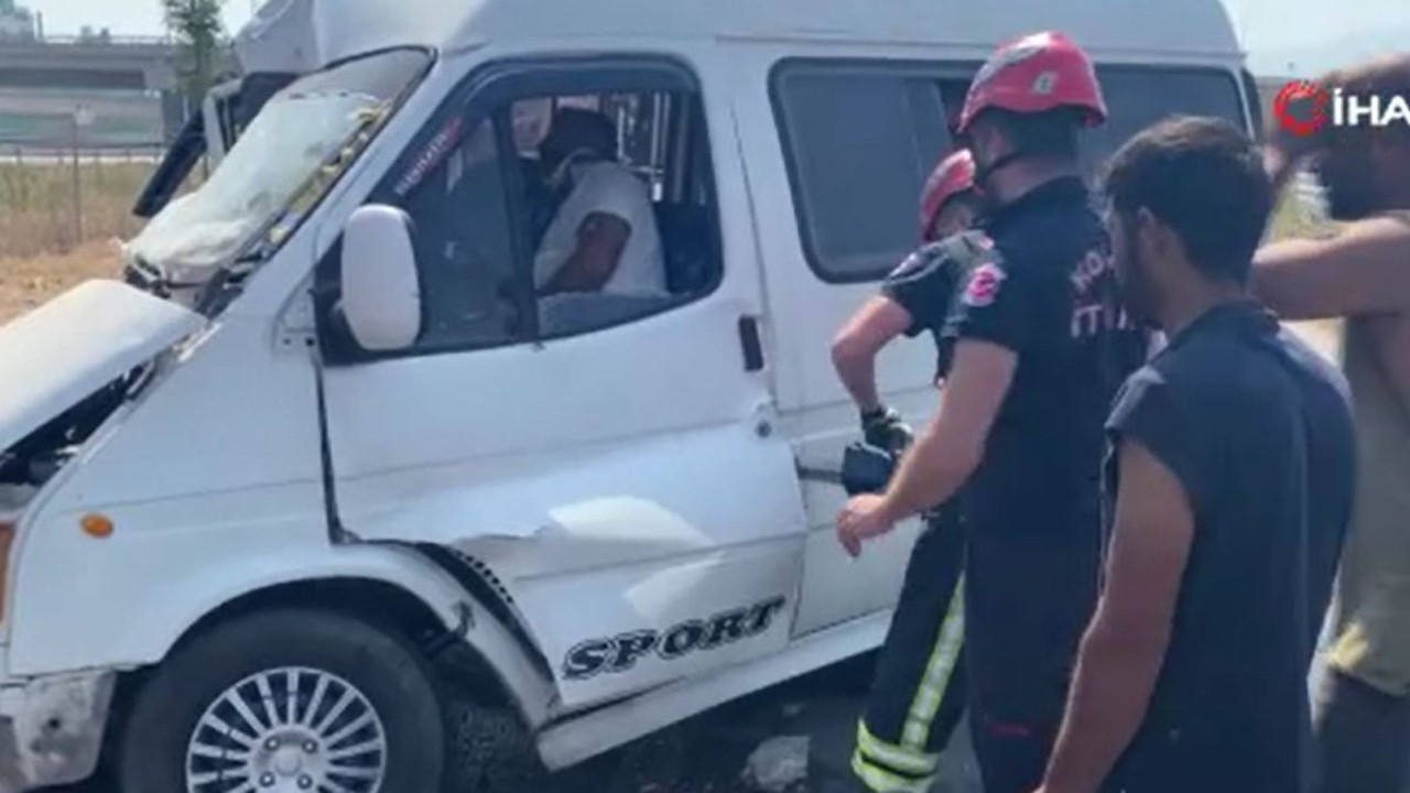 Minibüs su tankerine çarptı: Sıkışan sürücü aracın kapısı kesilerek kurtarıldı