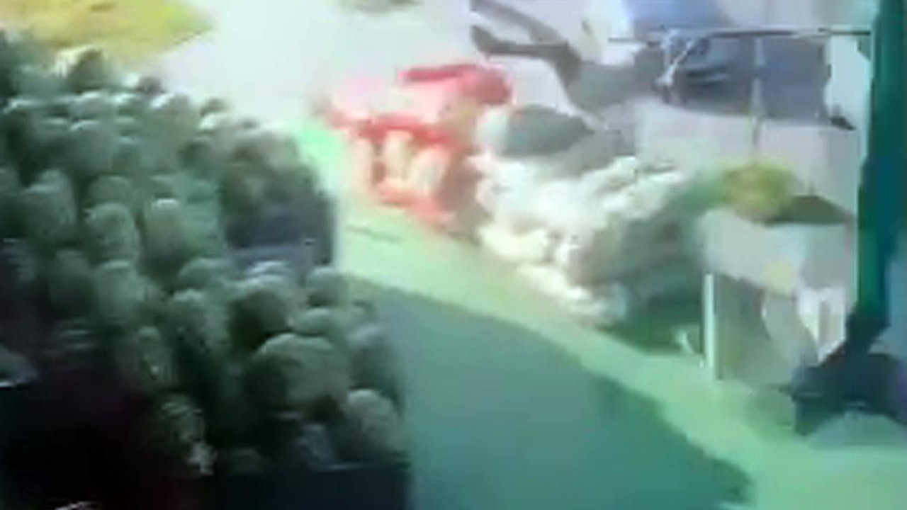 Şiddetli rüzgarda havalanan şemsiye ile uçtu. Yaralanan vatandaş hastanelik oldu