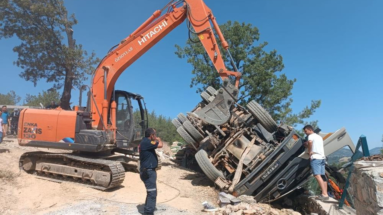 Muğla'da hafriyat yüklü kamyon devrildi: 1 kişi yaralandı