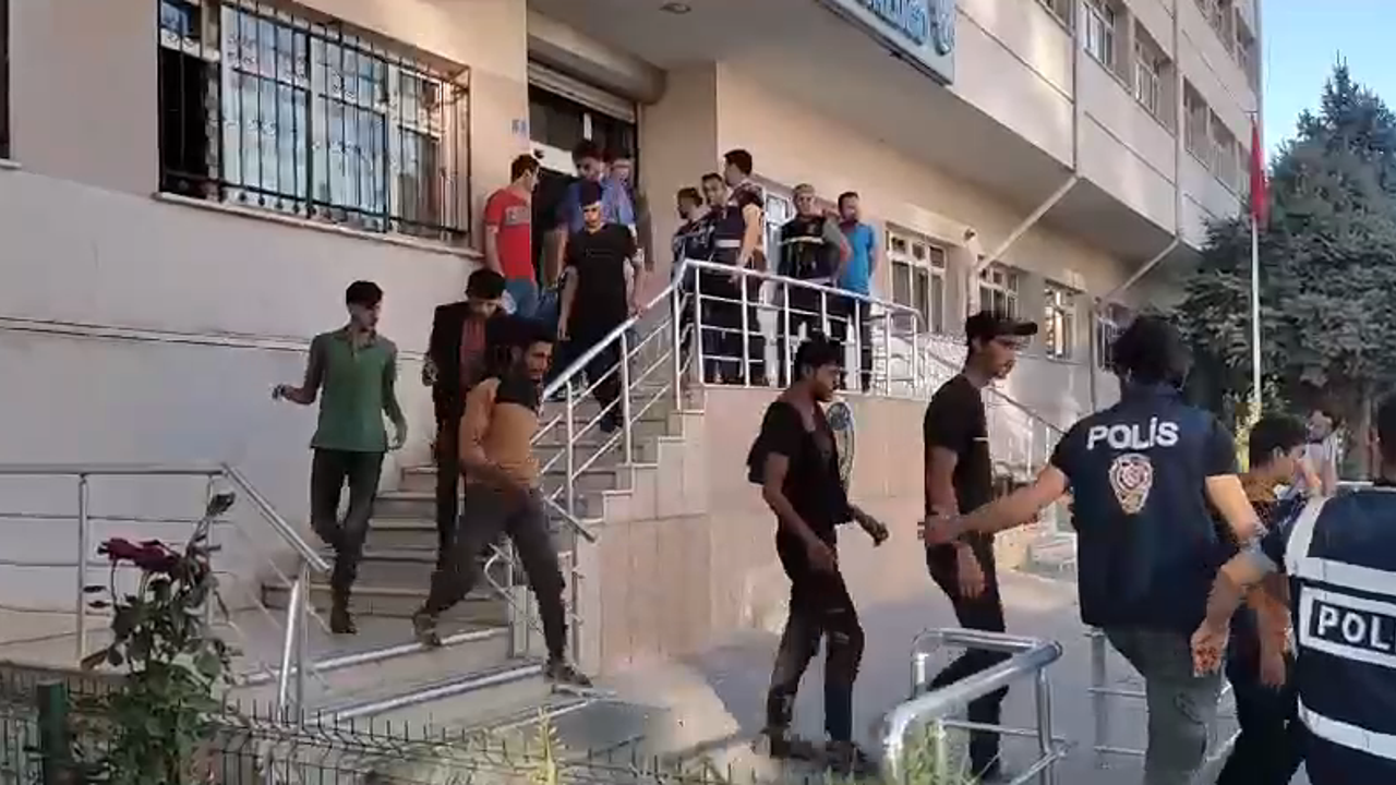 Bir araba dolusu Suriyeli'yi şehrin ortasına bıraktılar