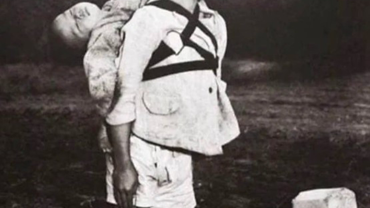 Sırtında ölü kardeşiyle 10 dakika esas duruşta durdu. Hiroşima'da ölü kardeşinin yakılmasını seyretti