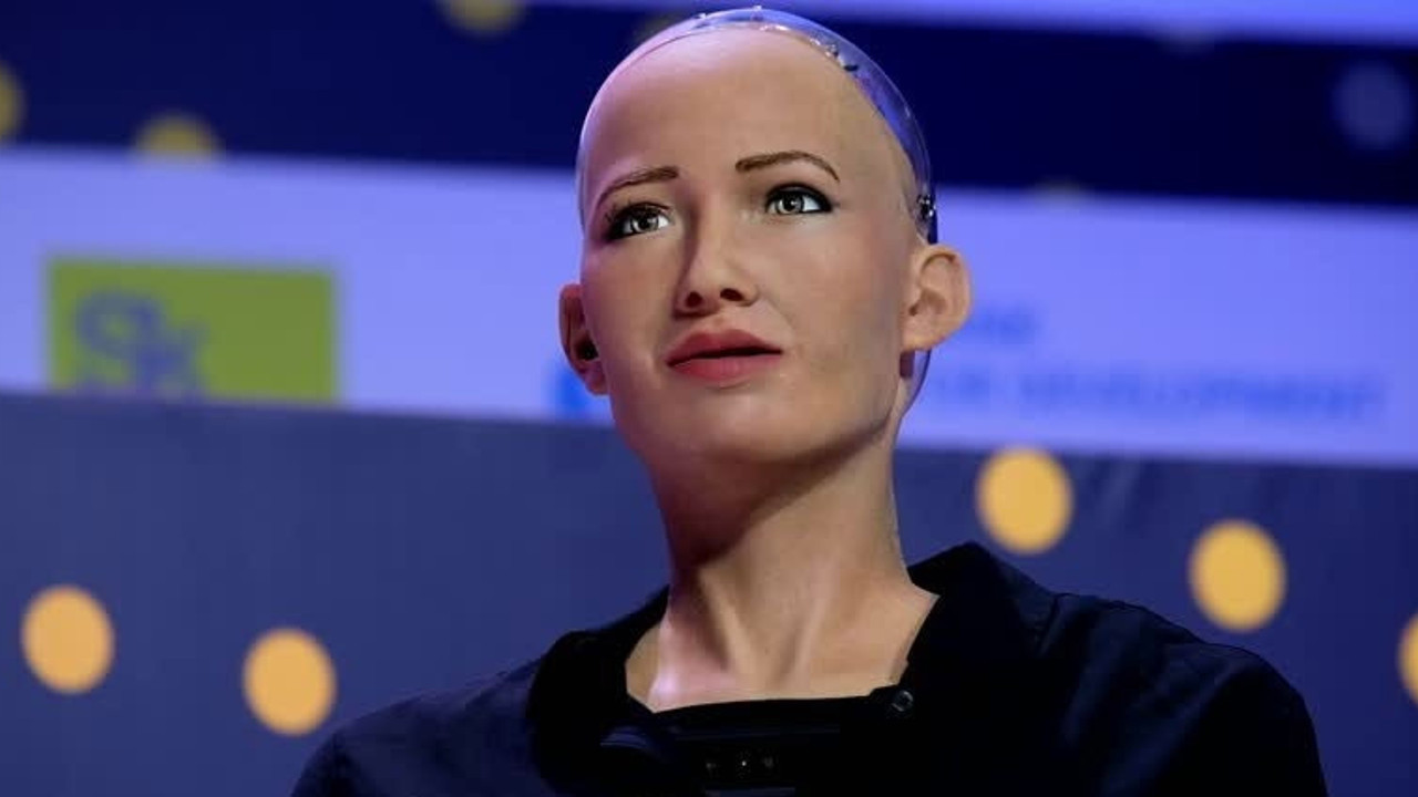 Vatandaşlığa kabul edilen ilk robot Sophia, Mevzular Açık Mikrofon'a konuk olacak. Oğuzhan Uğur duyurdu