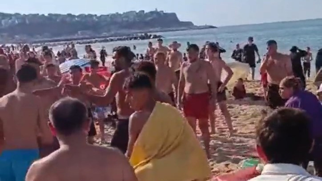 Yasağa rağmen denize girmeye çalışan kişiye cankurtaranlardan meydan dayağı