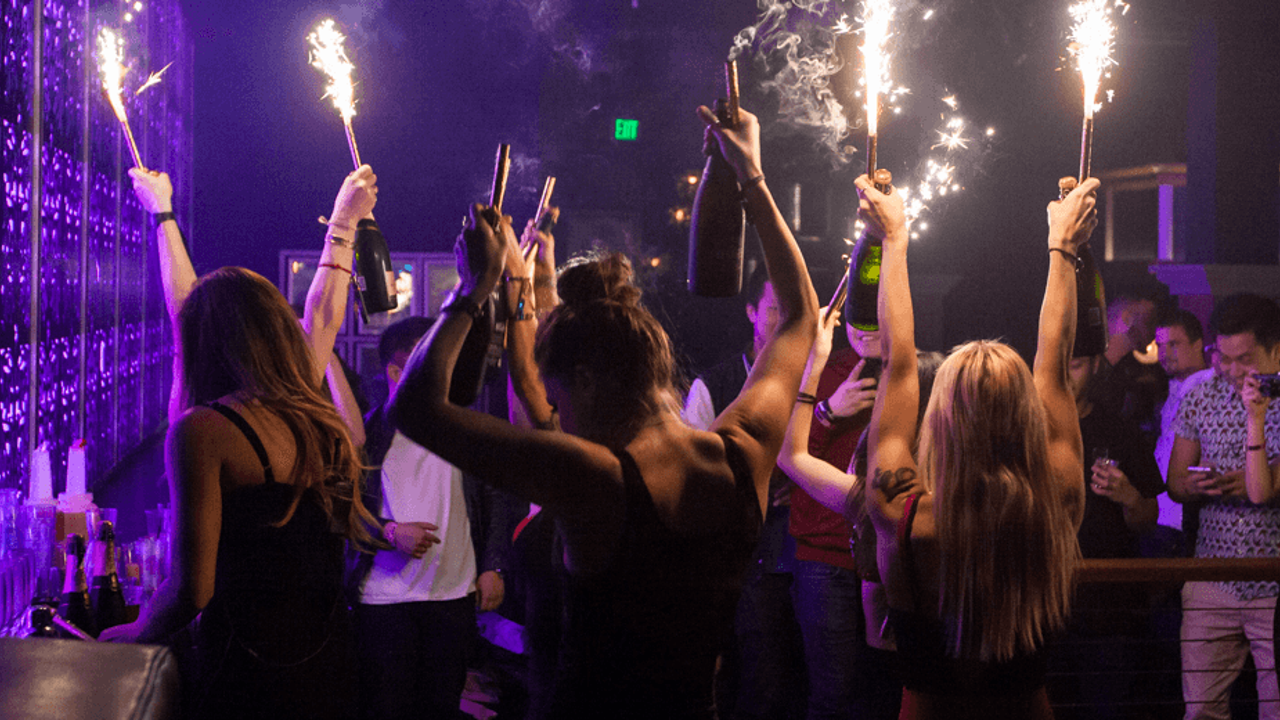 Gece kulübünden çıkan gençlere ücretsiz taksi hizmeti