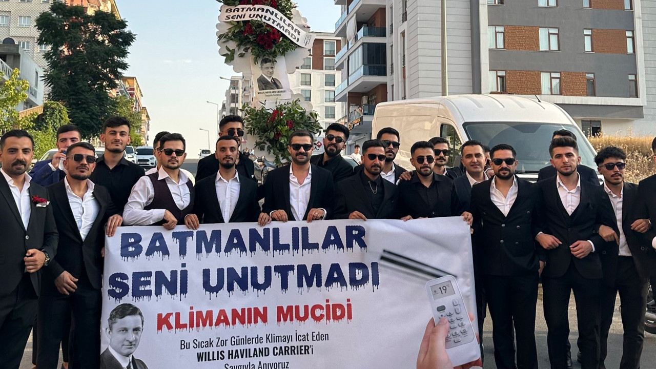 Batman'da bir grup genç takım elbiselerle klimanın mucidini andı