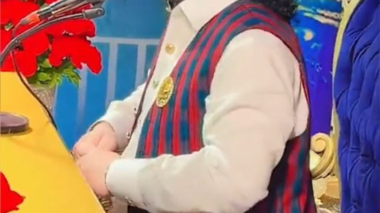 Kendini hoca sanan kişi, cemaatin başına geçip garip sesler çıkardı