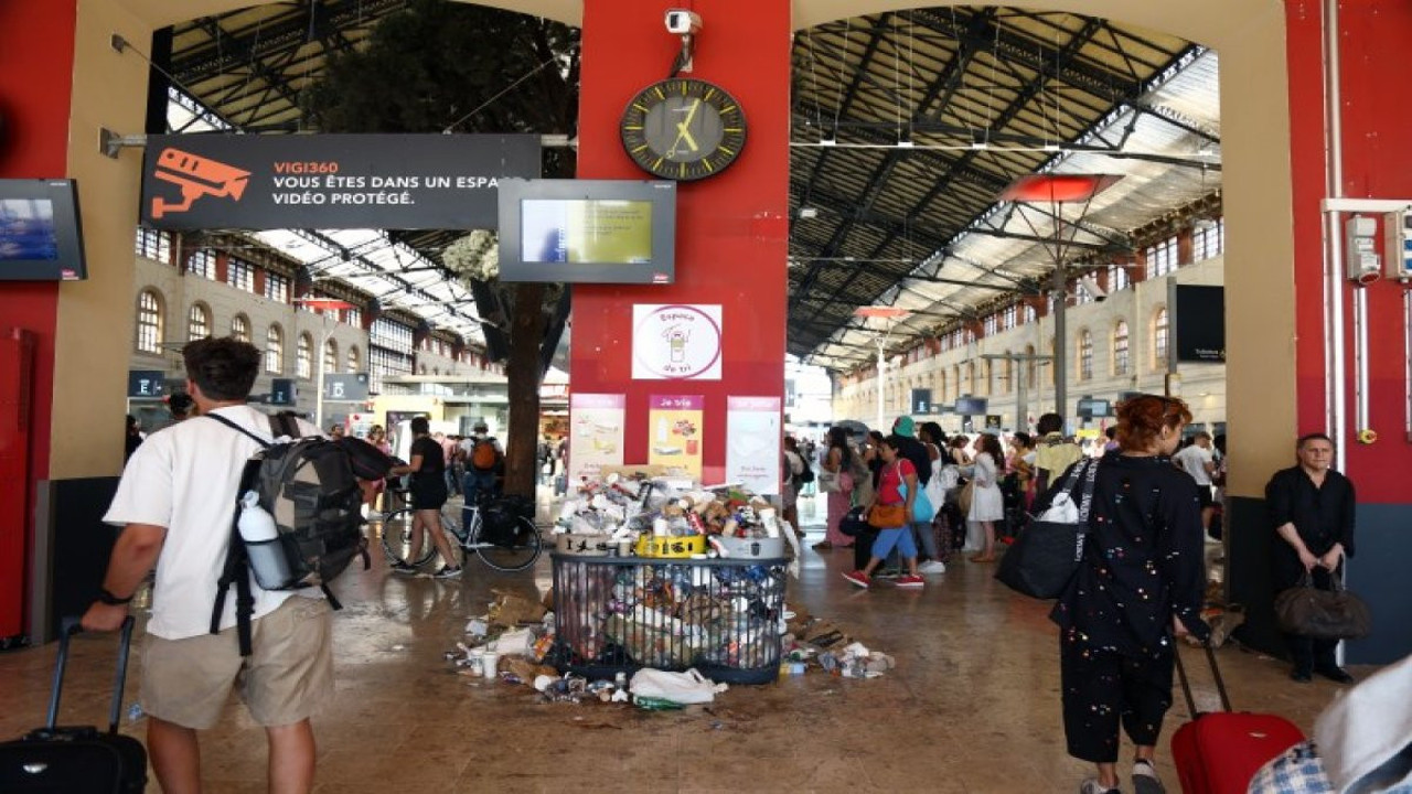 Marsilya'da temizlik işçileri greve gitti, çöpler etrafa saçıldı