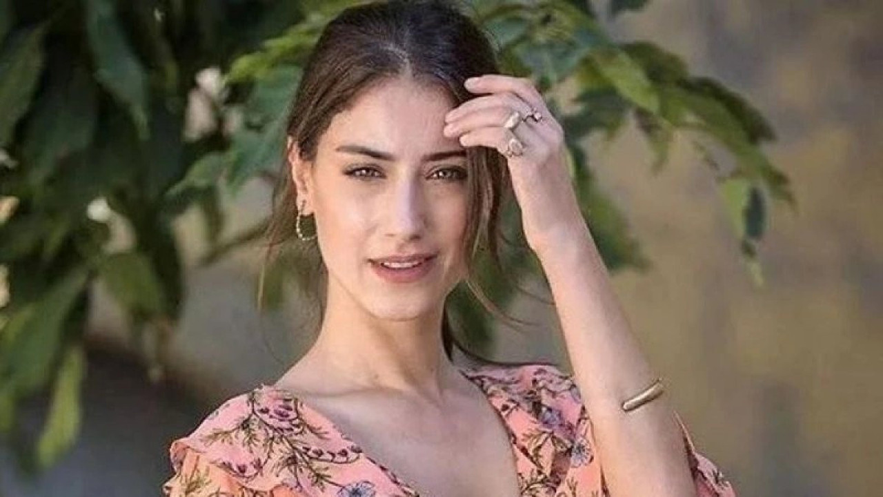 Hazal Kaya konserde göbek atarak kurtlarını döktü
