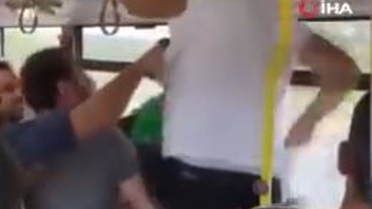 Metrobüste'ki yer verme kavgasında tekmeler havada uçuştu