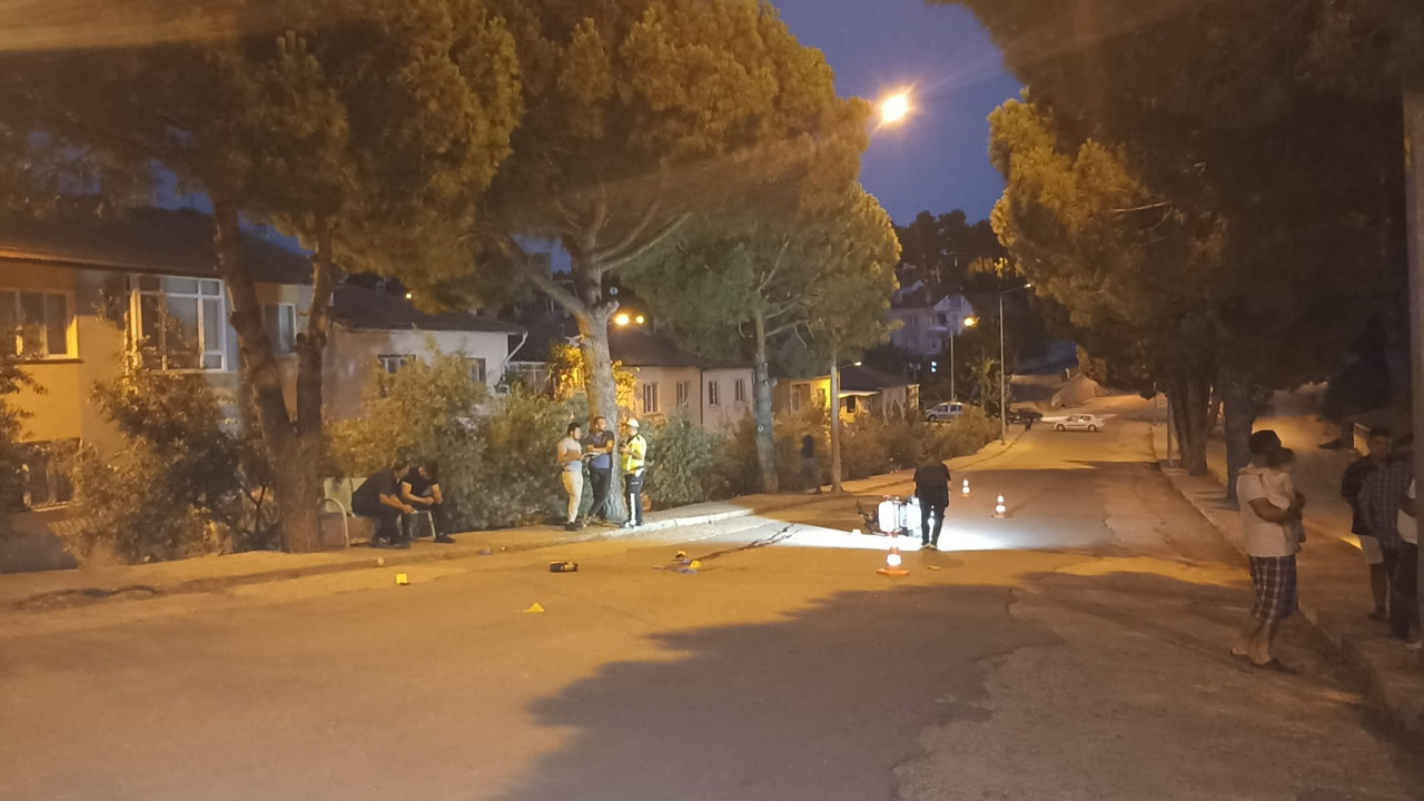 Sokak köpeklerinin saldırdığı motosiklet sürücüsü başına aldığı darbe ile hayatını kaybetti