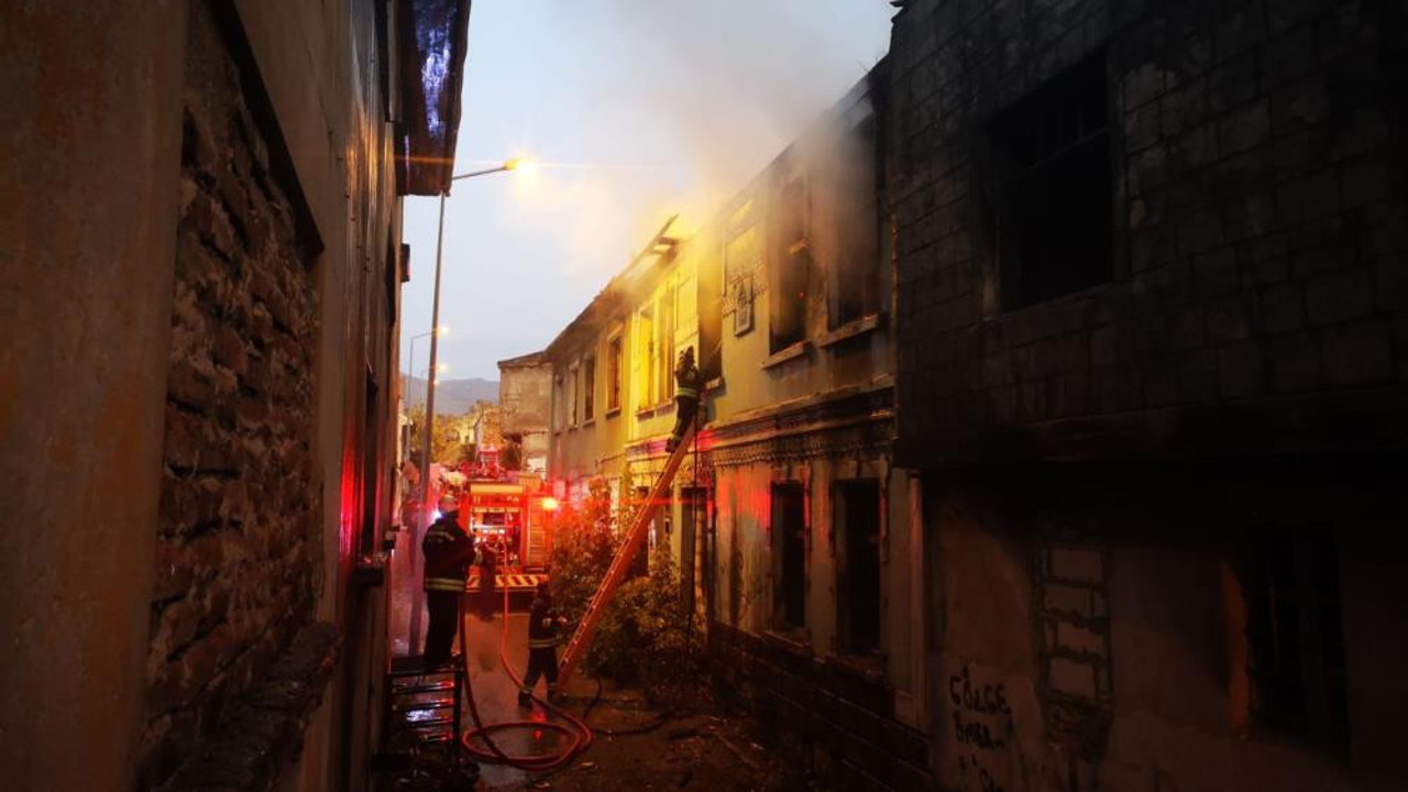 Metruk binada çıkan yangın 2 saat sonra söndürüldü