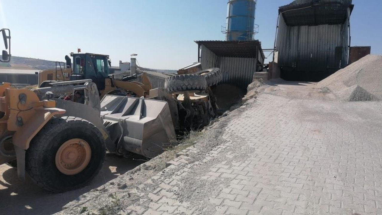 Üretim tesisinde iş makinesi devrildi. 1 ölü