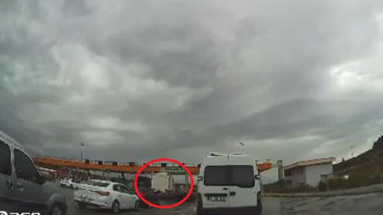 Kontrolden çıkan TIR gişelerde bekleyen 3 otomobile çarptı: İşte o anlar