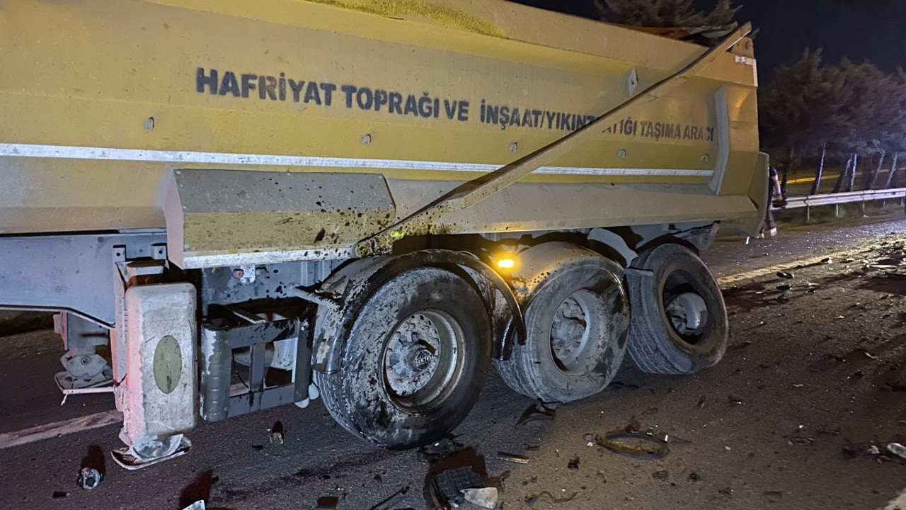 Trafik magandası hafriyat kamyonuna çarptı