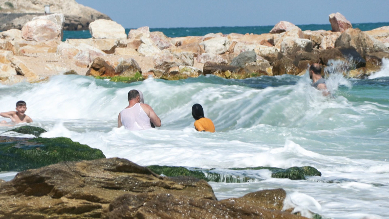 Yasağı dinlemediler dev dalgalı denize girdiler