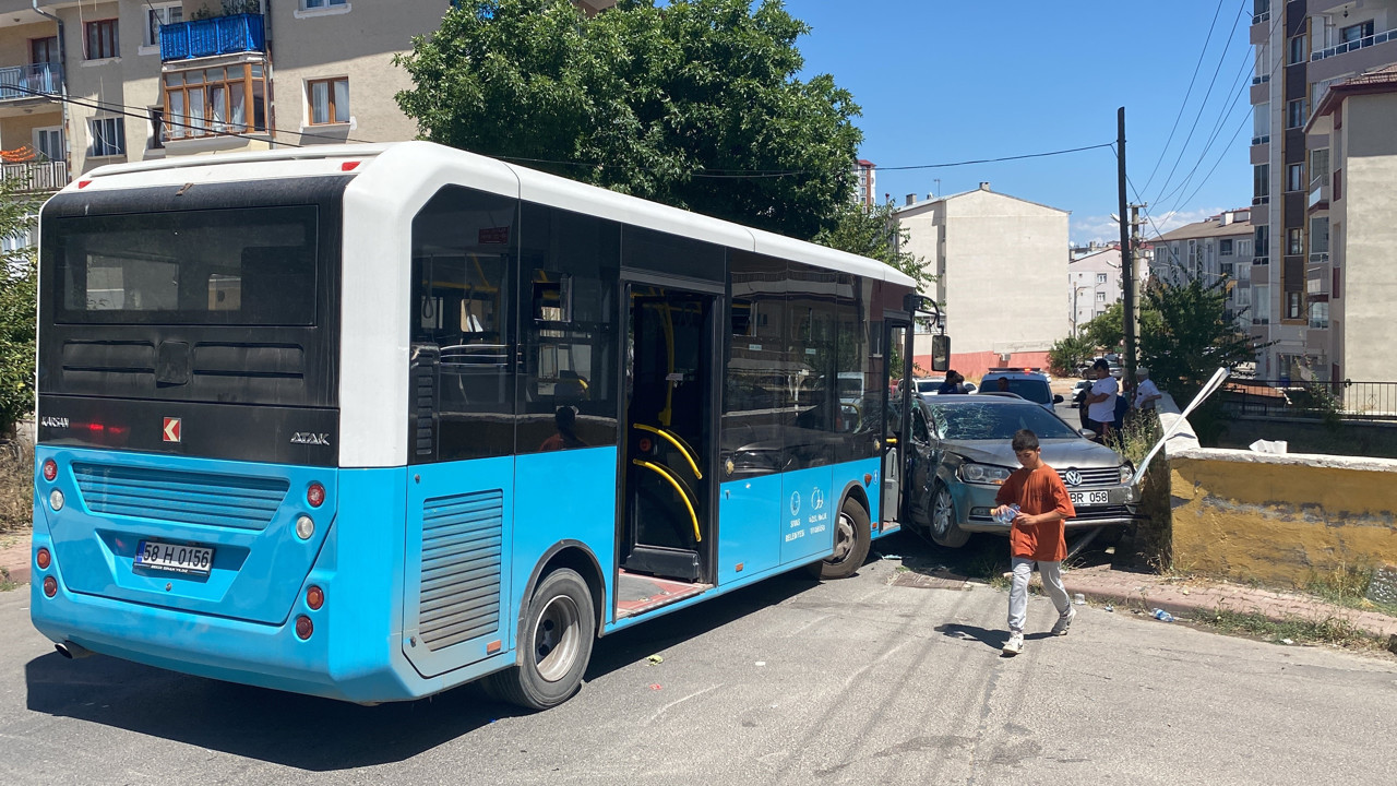 Halk otobüsü ile otomobil çarpıştı. 8 kişi yaralandı