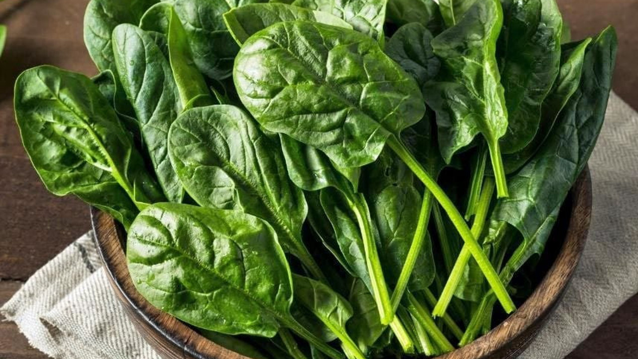 Marketten ıspanak alan kadın paketten çıkanı görünce şoke oldu. "Tanrıya şükür yemedim"