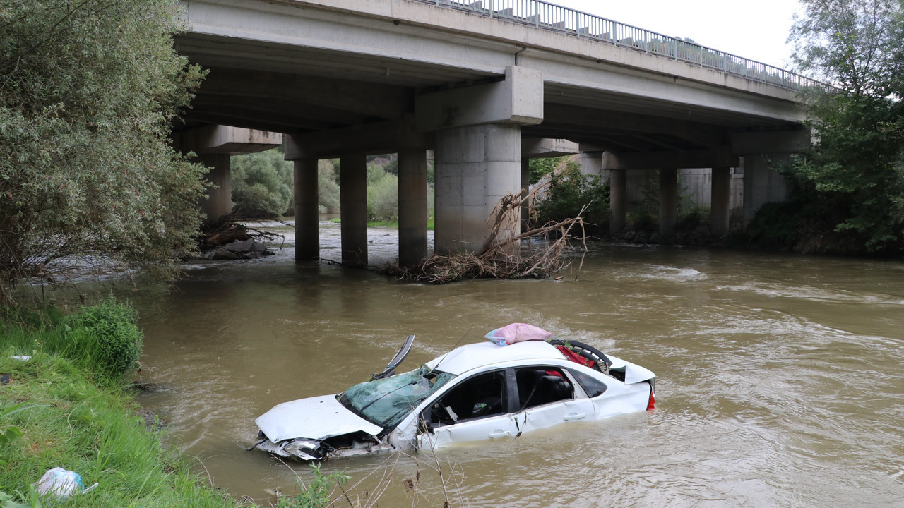 Amasya'da otomobil Yeşilırmak’a uçtu: 5 yaralı
