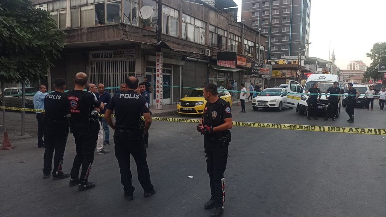 Kıraathaneye makineli tüfekle saldırı. 1'i polis 2 yaralı