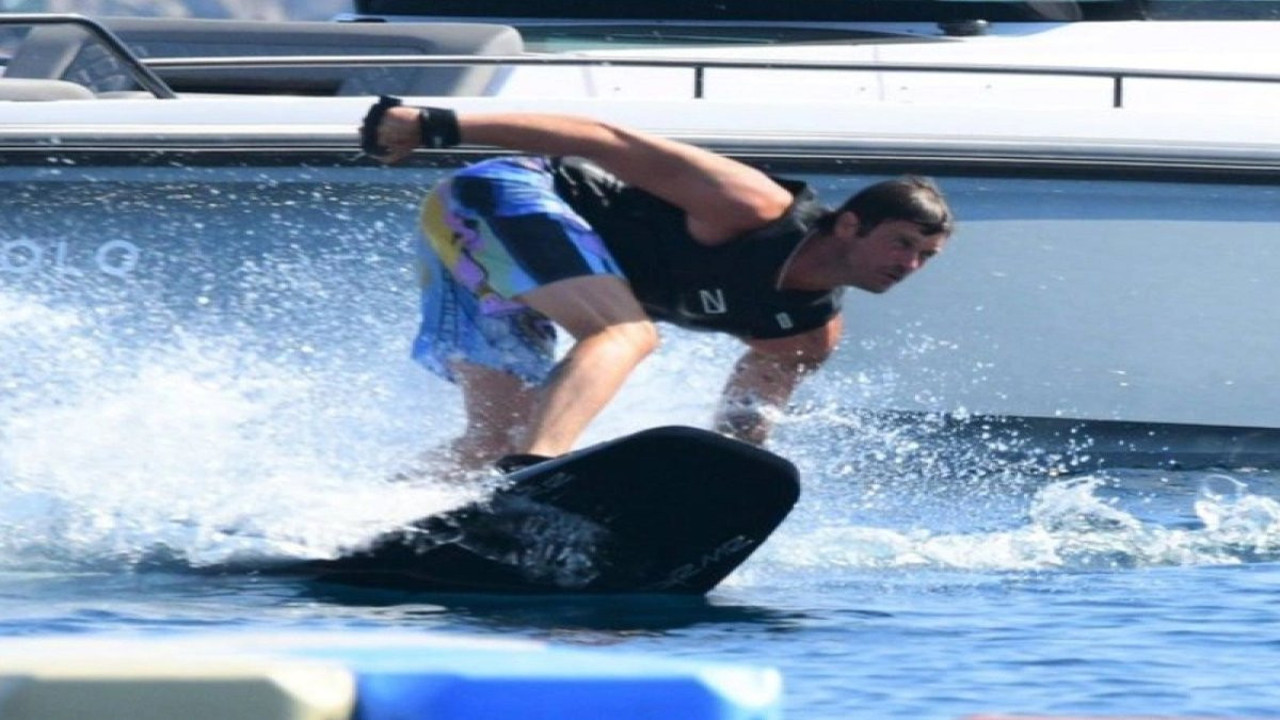 Kıvanç Tatlıtuğ dalgaların üzerinde şov yaptı. Genç kızlar nefeslerini tutup izledi