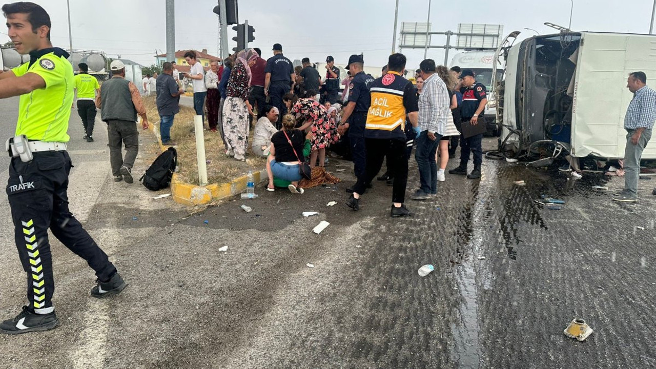 Afyonkarahisar'da midibüs ile kamyonet çarpıştı. 33 yaralı