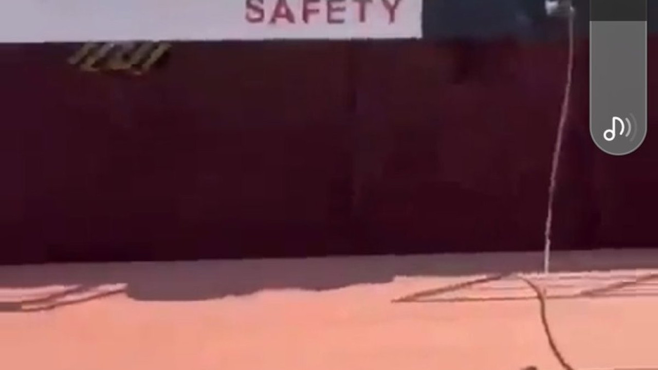 Rus askerlerinin Türk gemisine yaptığı baskının görüntüleri ortaya çıktı. Türk mürettebat bozkurt işareti yaptı