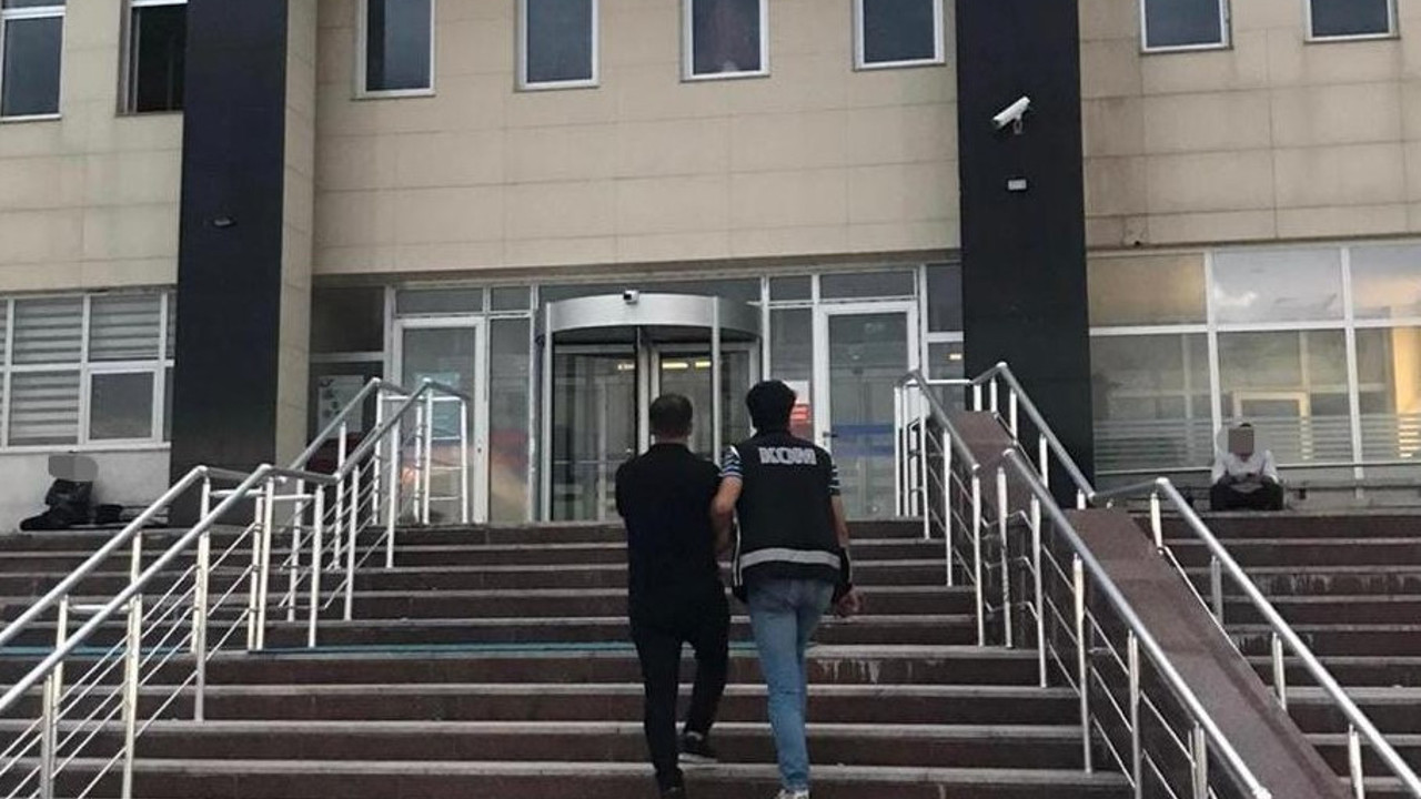 Kameralı düzenekle ehliyet sınavında kopya çekenlere suçüstü: 5 gözaltı