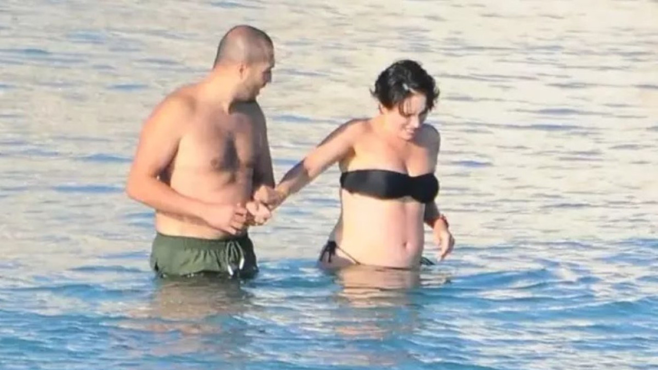 Ezgi Mola'nın kahkahaları plajda yankılandı