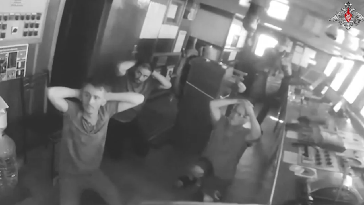 Rus askerlerinin Karadeniz’de Türk gemisine çıkış anı