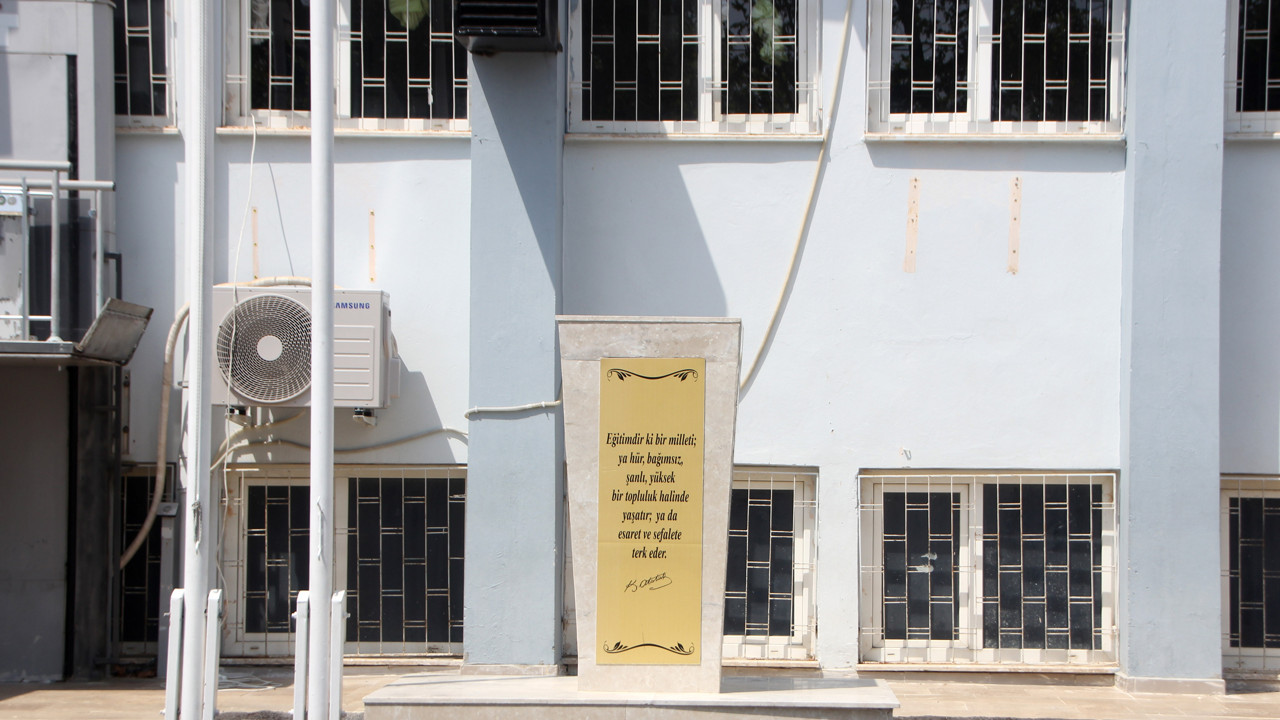 Atatürk büstüne balyozla saldırdı. Ellerin kırılsın