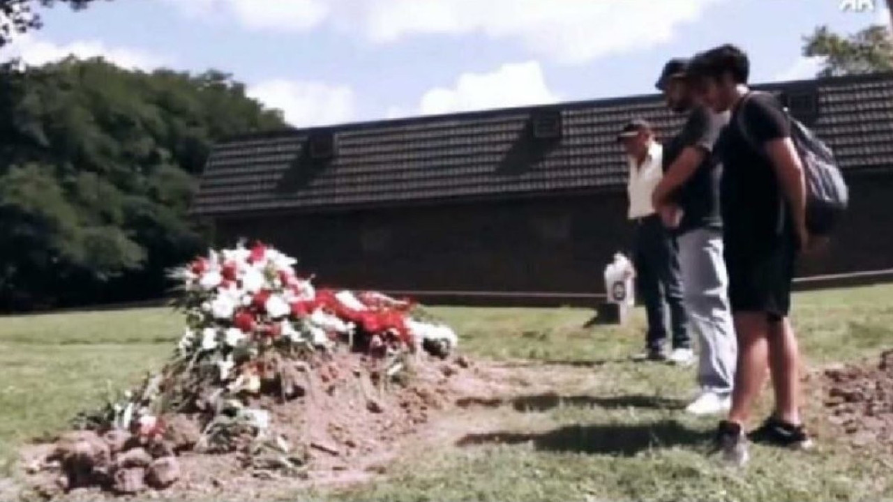 Erkin Koray’ın mezarı sanıp başka mezarın başında dua ettiler