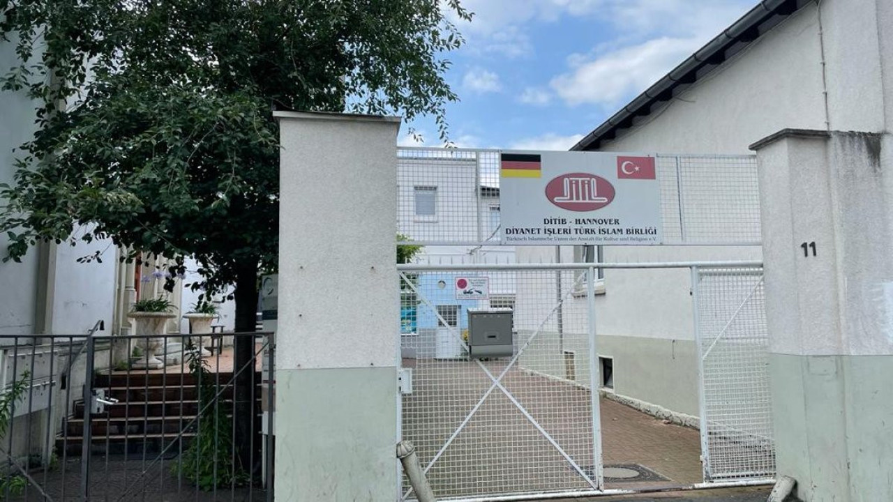 Almanya'da kızdıran fotoğraf. Cami duvarına PKK yazdılar