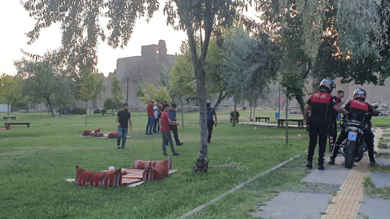 Çay bahçesinde otururken silahlı saldırıya uğradı