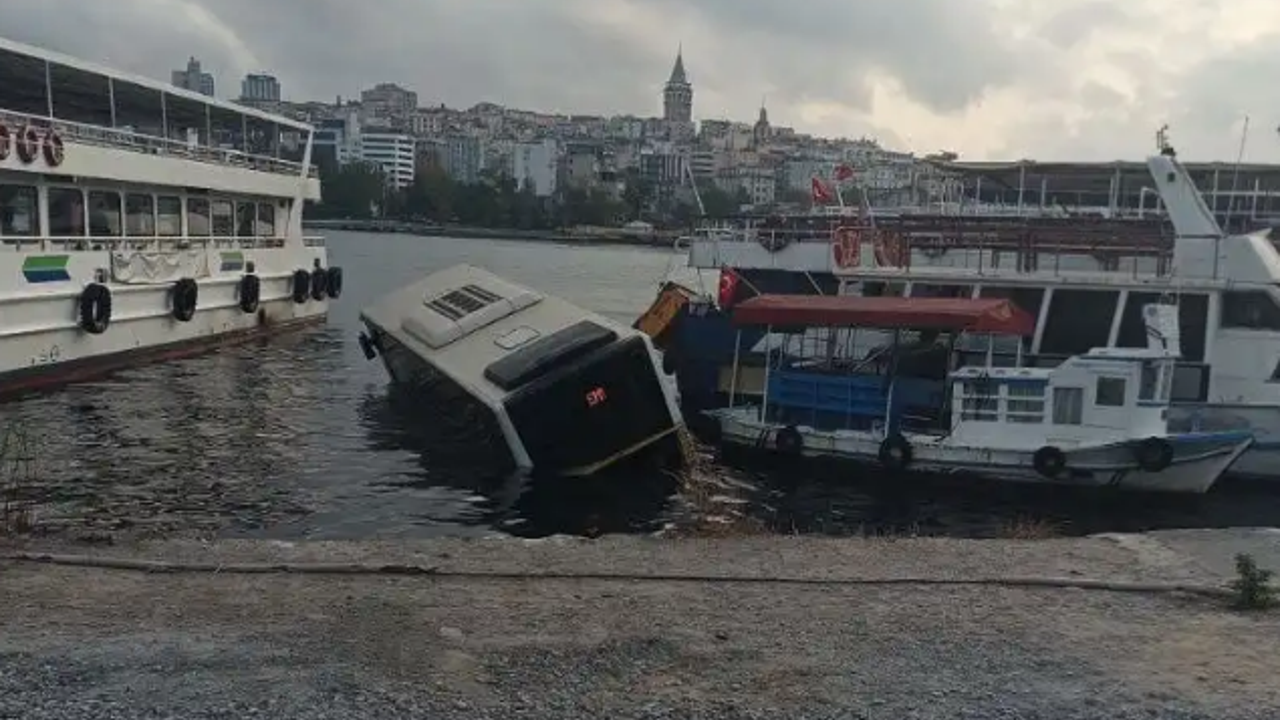 Eminönü'nde halk otobüsü denize düştü