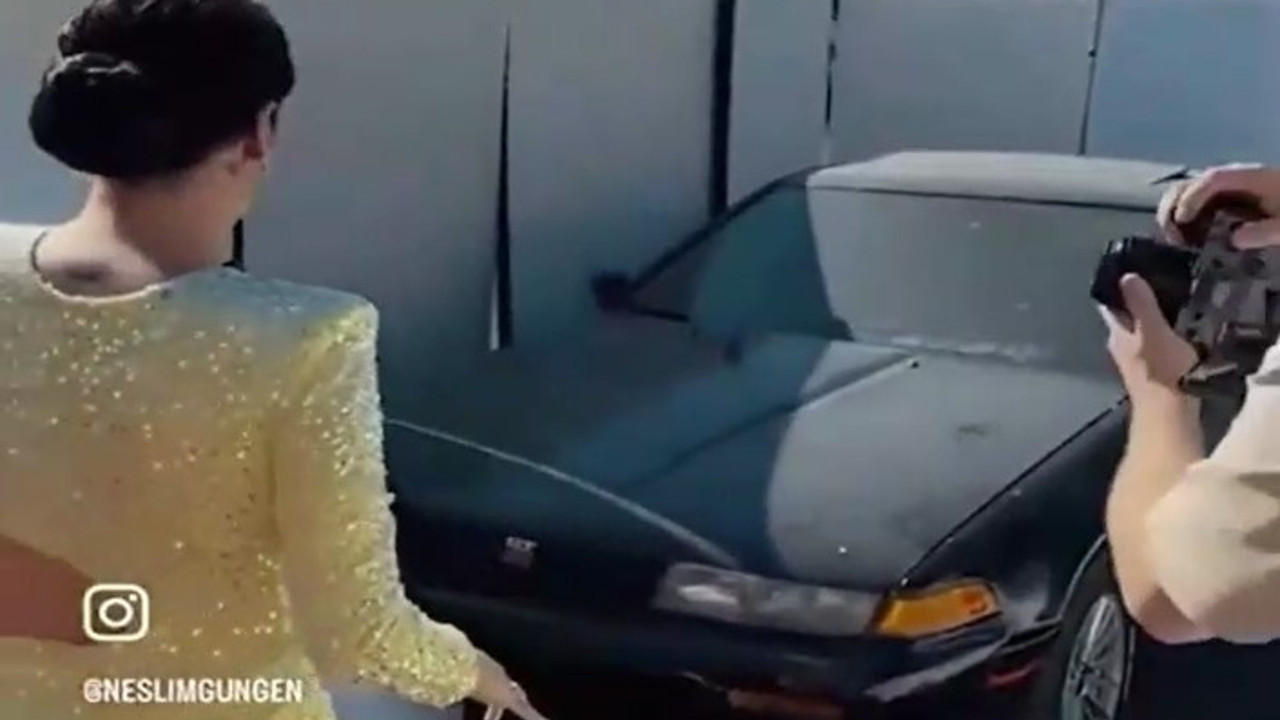 Eşinin aldığı arabayı beğenmedi. Asıl sürpriz arkada saklanan arabaydı. Emekliler dertlerine yansın